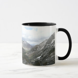 Fahrt durch die schneebedeckten Berge der Sierra N Tasse