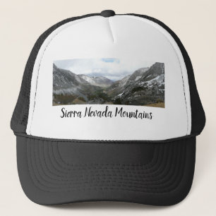 Fahrt durch die schneebedeckten Berge der Sierra N Truckerkappe