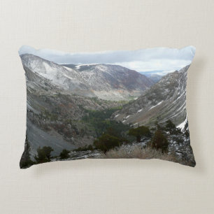 Fahrt durch die schneebedeckten Berge der Sierra N Zierkissen