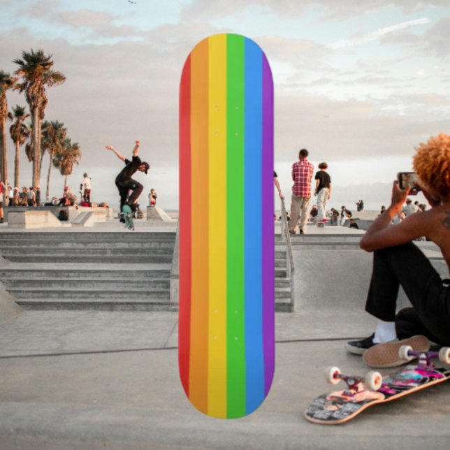 Fahrt mit Stolz: Regenbogenflagge Skateboard (Von Creator hochgeladen)