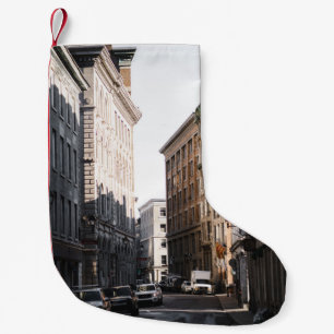 FAHRZEUGE, DIE AUF DER STRASSE ZWISCHEN GEBÄUDE P KLEINER WEIHNACHTSSTRUMPF