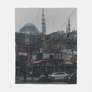 FAHRZEUGE IN DER NÄHE DES GEBÄUDE FLEECEDECKE