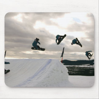 Faire du surf des neiges le tapis de souris de