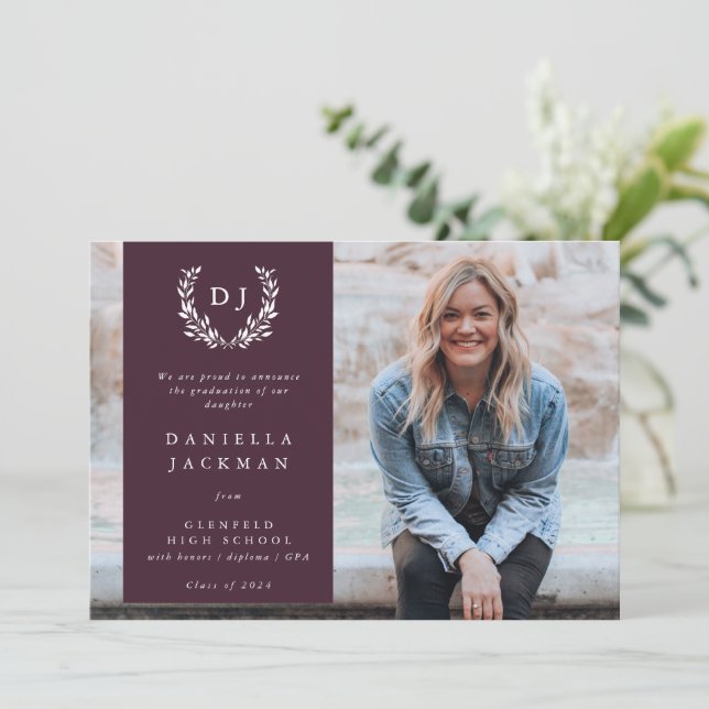 Faire-part Bourgogne Monogram Laurel Wreath Graduation Photo (Debout devant)