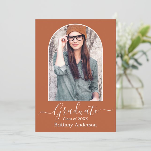 Faire-part Calligraphie Arc Moderne Terracotta Graduation (Debout devant)