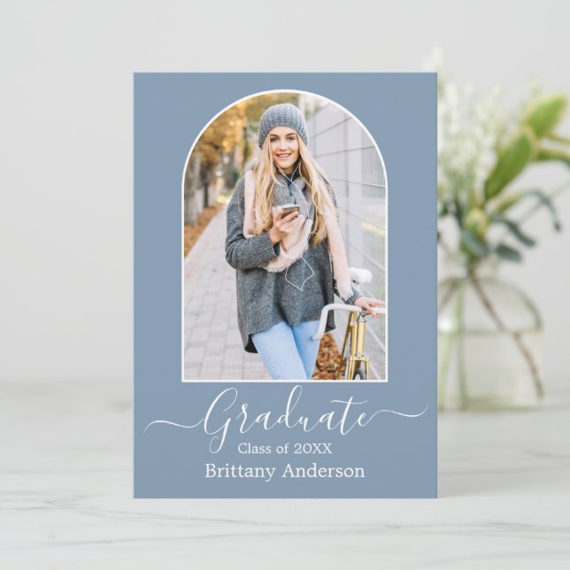 Faire-part Calligraphie d'arc moderne Dusty Blue Graduation (Debout devant)