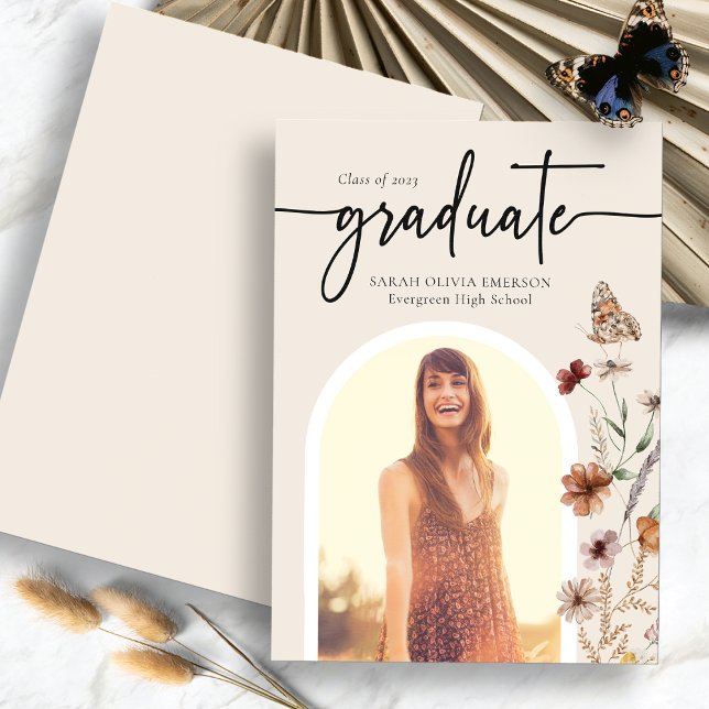 Faire-part de graduation florale (Elegant Floral Watercolor Graduation Announcement with Butterfly by Painted Paperie
)