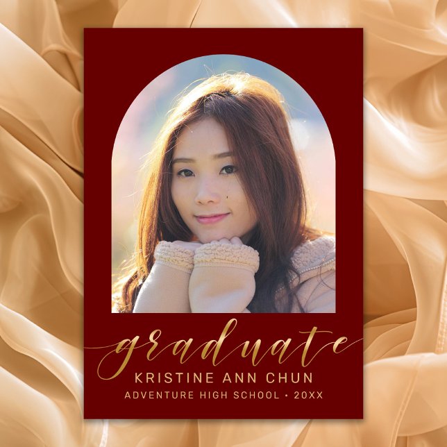 Faire-part Élégant Maroon Arch Gold Script Photo Graduation (Maroon and Gold Script Photo Graduation Announcement)