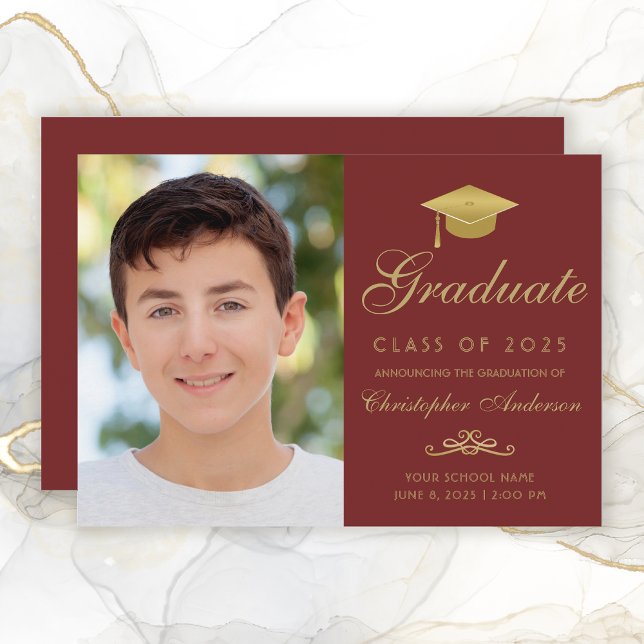 Faire-part Élégant Red Gold Script Grad Casquette photo Gradu (Elegant Maroon and Gold Photo Graduation Announcement for boys.)