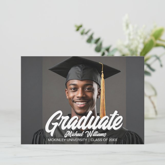 Faire-part Graduate Photo with Bold Script Graduation (Debout devant)