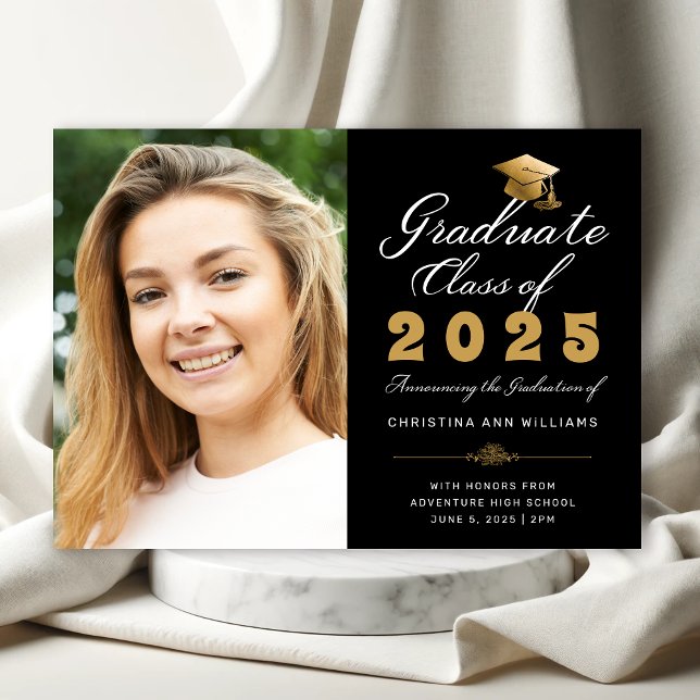 Faire-part Graduation Black Gold Script Classe de 2025 Photo (Elegant Black Photo Graduation Announcement with Gold and White Caligraphy)