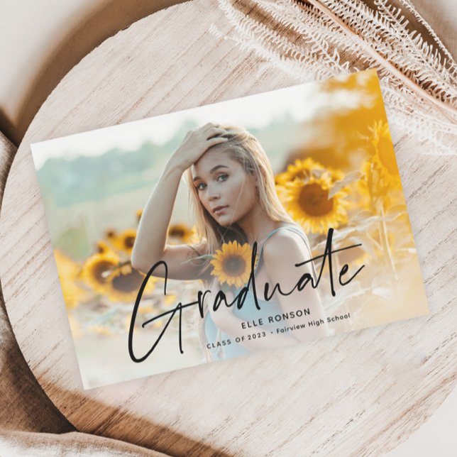 Faire-part Graduation de la photo de script moderne (Modern black handwritten script photo graduation announcement.)