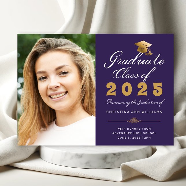Faire-part Graduation Purple Gold Script Classe de 2025 Photo (Elegant Purple Photo Graduation Announcement with White and Gold Calligraphy)