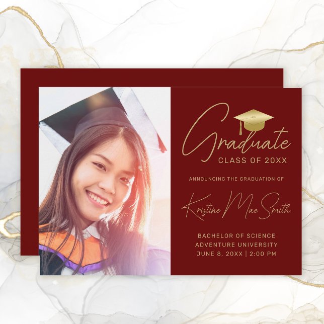 Faire-part Moderne Red Gold Script Photo College Graduation (Modern Maroon Gold Script Graduation Announcement)