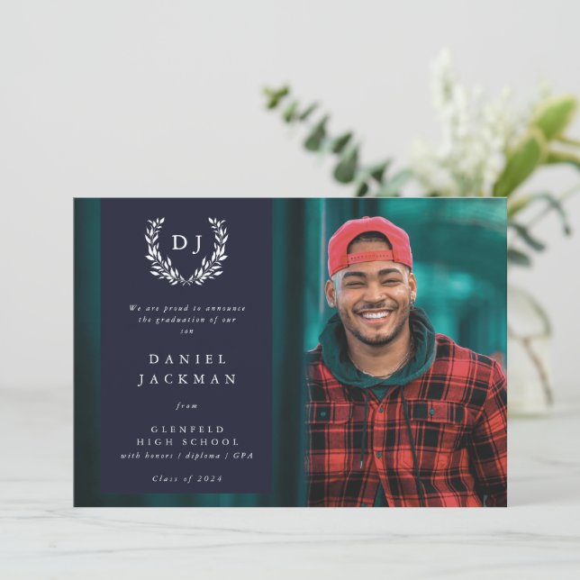 Faire-part Monogramme Laurel Wreath Graduation Photo de la Ma (Debout devant)