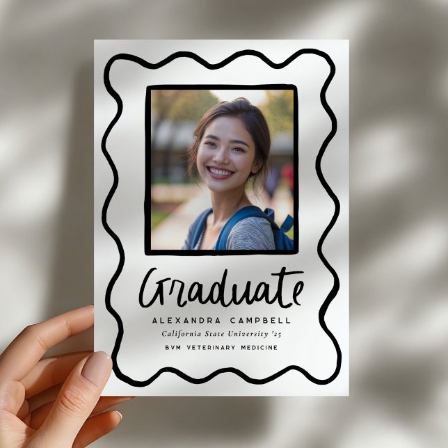 Faire-part Photo de Graduation de la main noire tirée (black and white squiggle graduation photo announcement)
