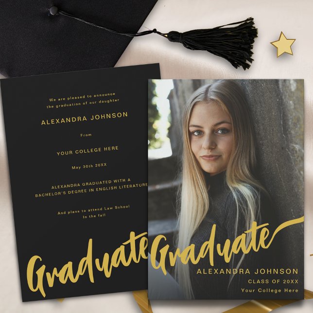Faire-part Script minimaliste d'or photo de diplôme noir (Minimalist graduate photo stylish gold script black Graduation announcement card)