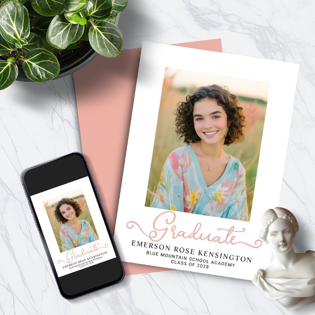 Faire-part Typographie moderne Pink Graduation Photo (Modern Typography Pink Graduation Photo Announcement)