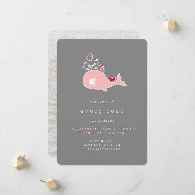 Faire-part Whimsical mignon baleine rose Monogramme bébé fill (Devant/Arrière en situation)