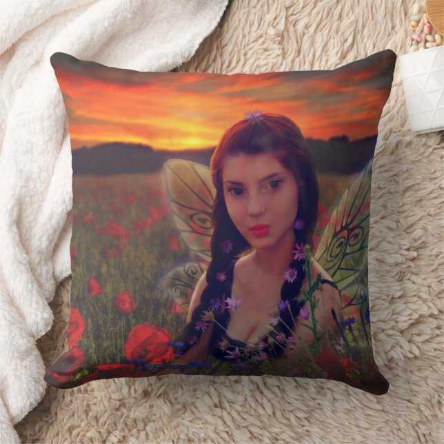 Fairy at Sunset in a field of poppies Fantasy Art Kissen (Decke)