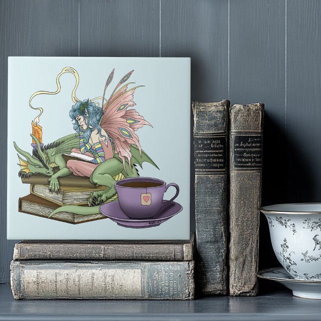 Fairy Dragon liest Tee Freundschaft  Fliese (Von Creator hochgeladen)