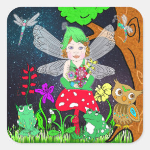 Fairy Elf Girl sitzt auf magischem Pilz Quadratischer Aufkleber