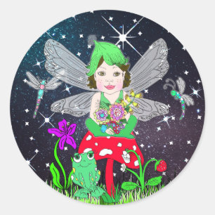 Fairy Elf Girl sitzt auf magischem Pilz Runder Aufkleber