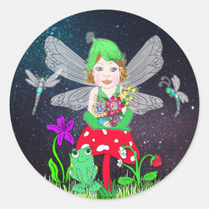 Fairy Elf Girl sitzt auf magischem Pilz Runder Aufkleber