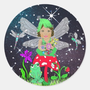 Fairy Elf Girl sitzt auf magischem Pilz Runder Aufkleber