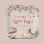 Fairy First Theme Girl's 1. Geburtstag Party Custo Pappteller<br><div class="desc">Fügen Sie dem besonderen Tag Ihrer kleinen Fee eine Touch von Launen hinzu, mit unseren Fairy First Theme Girl's 1. Geburtstag Party Custom Square Paper Teller! Das sind nicht Ihre gewöhnlichen Teller, sie sind die perfekte Ergänzung zu Ihren Märchendekorationen zum ersten Geburtstag. Unsere Teller sind liebevoll und mit bezaubernden Waldelementen...</div>