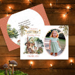 Fairy First Woodland Mushroom 1. Geburtstag Foto Dankeskarte<br><div class="desc">Eine süße,  kleine Waldfee steht außerhalb ihres Pilzhauses zwischen den Pilzen,  dem Wald und den Waldtieren,  während Grünbäume auf beiden Seiten in diesem "Fairy First" Girl's 1. Geburtstags Party Composite Design von Holiday Hearts Designs anmutig abziehen.</div>
