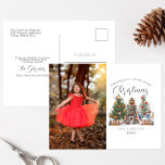 Fairy Merry Christmas Woodland Forest Foto Feiertagspostkarte<br><div class="desc">Illustration eines zu Weihnachten dekorierten Baumstumpf-Feenhauses mit zwei Bäumen,  Weihnachtsbeleuchtung und Laterne. Im Text steht: "Wünschen Sie sich ein frohes Weihnachtsfest" Personalisieren Sie den Namen,  das Jahr und das Foto.</div>