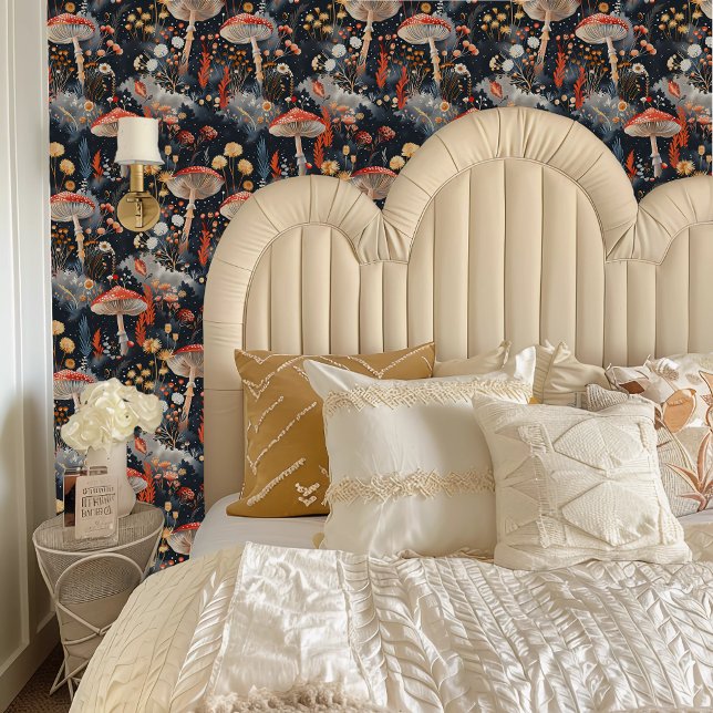 Fairycore Roter Stuhl im Grauwald Tapete (Fairycore Red Toadstools in a Gray Forest Wallpaper behind a cream headboard.)