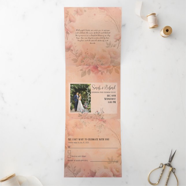 Fairytale Garden Sparkle Hochzeitsreise zur Rose B Dreifach Gefaltete Einladung (Innenseite)