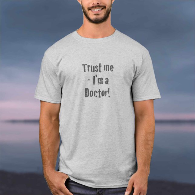"Faites-moi confiance - Je suis médecin" T-shirt (Créateur téléchargé)