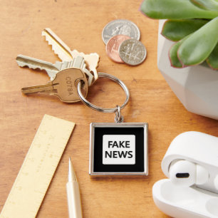 FAKE NEWS SCHLÜSSELANHÄNGER