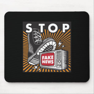 Fake News stoppen - Naher Fernsehaufkleber Mousepad