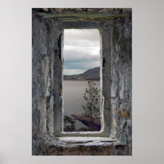 Fake Stone Fenster mit Blick auf Loch Poster