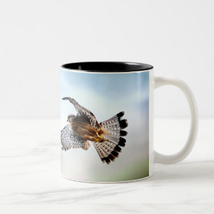 Falcon Soaring in the Sky Zweifarbige Tasse