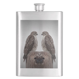 Falken auf einem Posten Flachmann