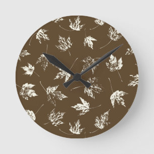 Fall Ahorn Verlasse auf braun - nahtlos. Runde Wanduhr