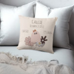 Fall Baby Birth Stats Kissen<br><div class="desc">Dekorieren Sie Ihr Kinderzimmer für den Herbst mit diesem niedlichen Blumengeisterkissen! Fügen Sie Ihre Babys Geburtsdaten für ein besonderes Geschenk hinzu! Das ist ein großartiges Geschenk für eine neue Mutter.</div>