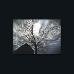 Fall Barn Moonlit Sky Moderne Schwarz & Weiß Leinwanddruck<br><div class="desc">Dieses atemberaubende Bild zeigt eine rustikale Scheune in der Nacht mit einer Winterwolke voller Vollmondhimmel und nackten Bäumen. Erstellt von der einfachen Farmhouse Press.</div>