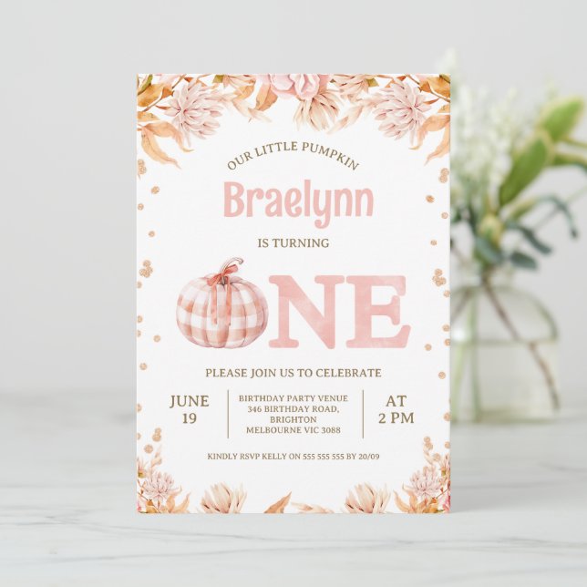 Fall Blush Floral Rustic Pumpkin 1st Birthday  Einladung (Stehend Vorderseite)