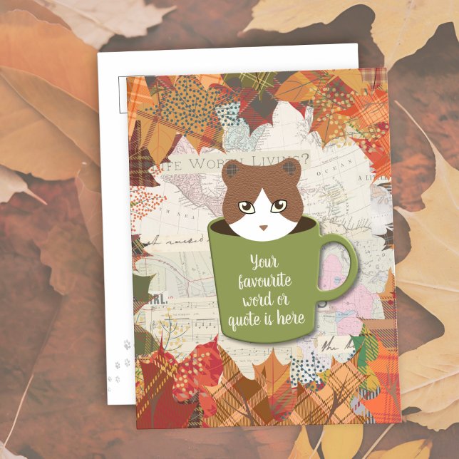 Fall Break Cat Feiertagspostkarte (Fall Break Cat Postcards are on the ground with fallen leaves.)