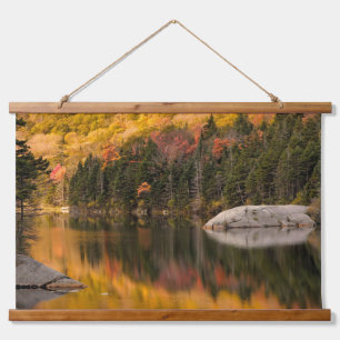 Fall Colors Reflected on Beaver Pond Wandteppich Mit Holzrahmen
