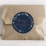 Fall Garden Wildblume Danke Gastgeschenk Hochzeit Runder Aufkleber<br><div class="desc">Diese Herbst Garten Wildblume danke Ihnen Gastgeschenk Hochzeit klassischen Rundaufkleber ist perfekt für eine rustikale Hochzeit. Das Design umfasst rosa, rot, Rose und lila handbemalte wilde Blume mit Schmetterlingen. Machen Sie den Aufkleber mit Ihren eigenen Namen, der Veranstaltung (falls zutreffend) und dem Datum versehen. Diese Aufkleber können einen Hochzeitsempfang, Brautparty...</div>