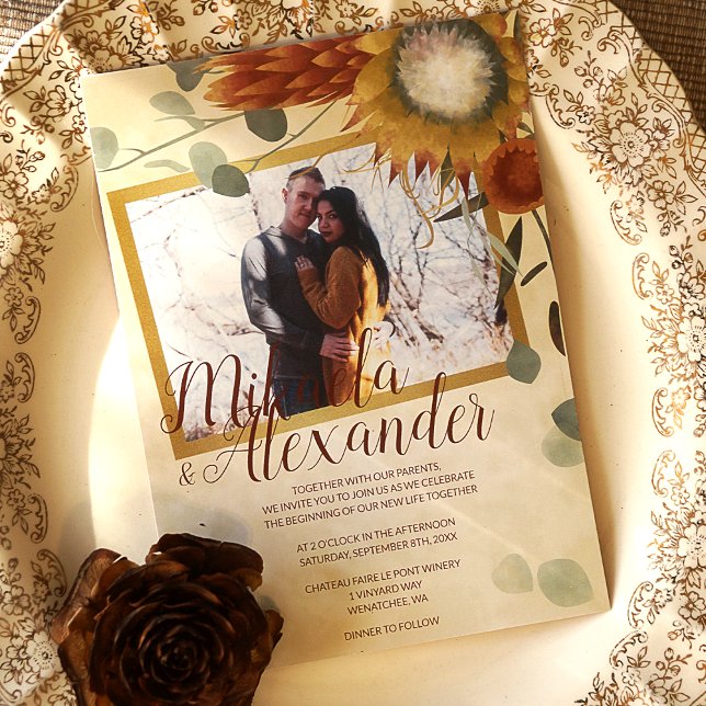 Fall Gold, Bronzesage Green Proteas Hochzeit Einladung (Fall Protea Flowers in Gold and Brown with Sage Green Eucalyptus Leaves)