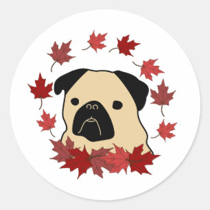 Fall-Mops mit Tossed-Leaf-Kranz Runder Aufkleber