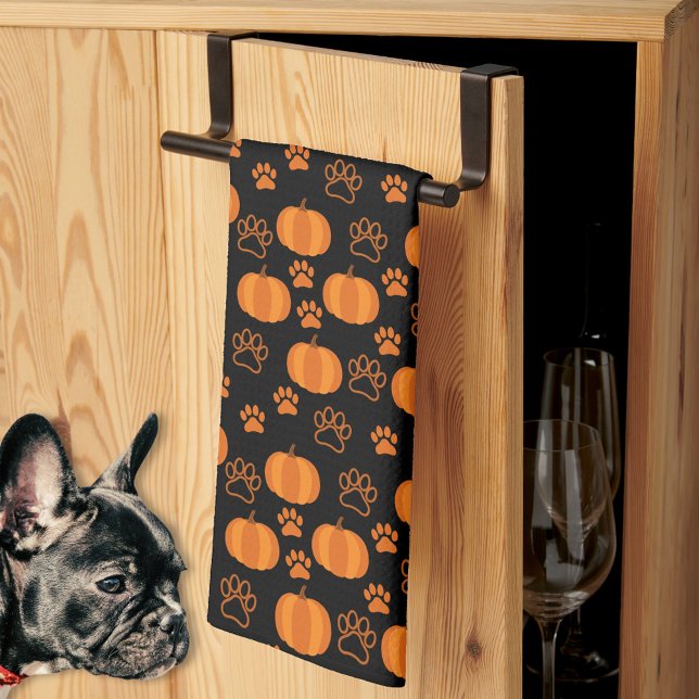 Fall Orange and Black Pumpkins and Paws Halloween  Geschirrtuch (Cute pumpkins and paws black and orange kitchen towel for dog lovers Halloween.)